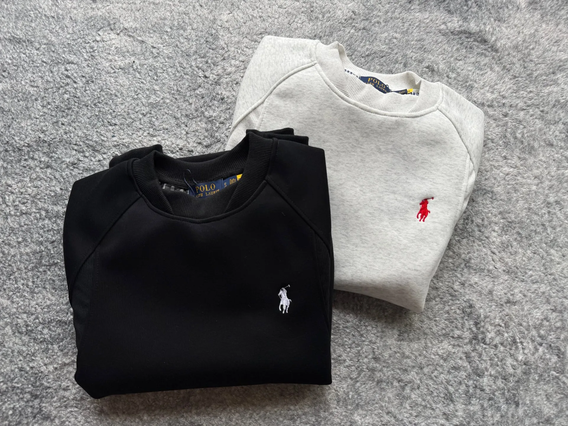 P220 Polo Ralph Lauren FW25 solid color embroidered logo sweatshirt. A sweatshirt is absolutely indispensable for the lazy feeling in autumn⛸️Ralph Luaren. The core is casual and relaxed, and the exterior is an American silhouette. It has a boyish laziness in place. It is unobtrusive but looks more timeless. 🕶️ The large drop shoulder version looks casual and fashionable. Wear it alone in spring and autumn or layer it in winter. It is completely a long-term sweatshirt in the wardrobe🫶🏻 Size Length Sleeve Length Bust M 63.5 80.5 130 L 65 82 134 XL 66.5 83.5 138